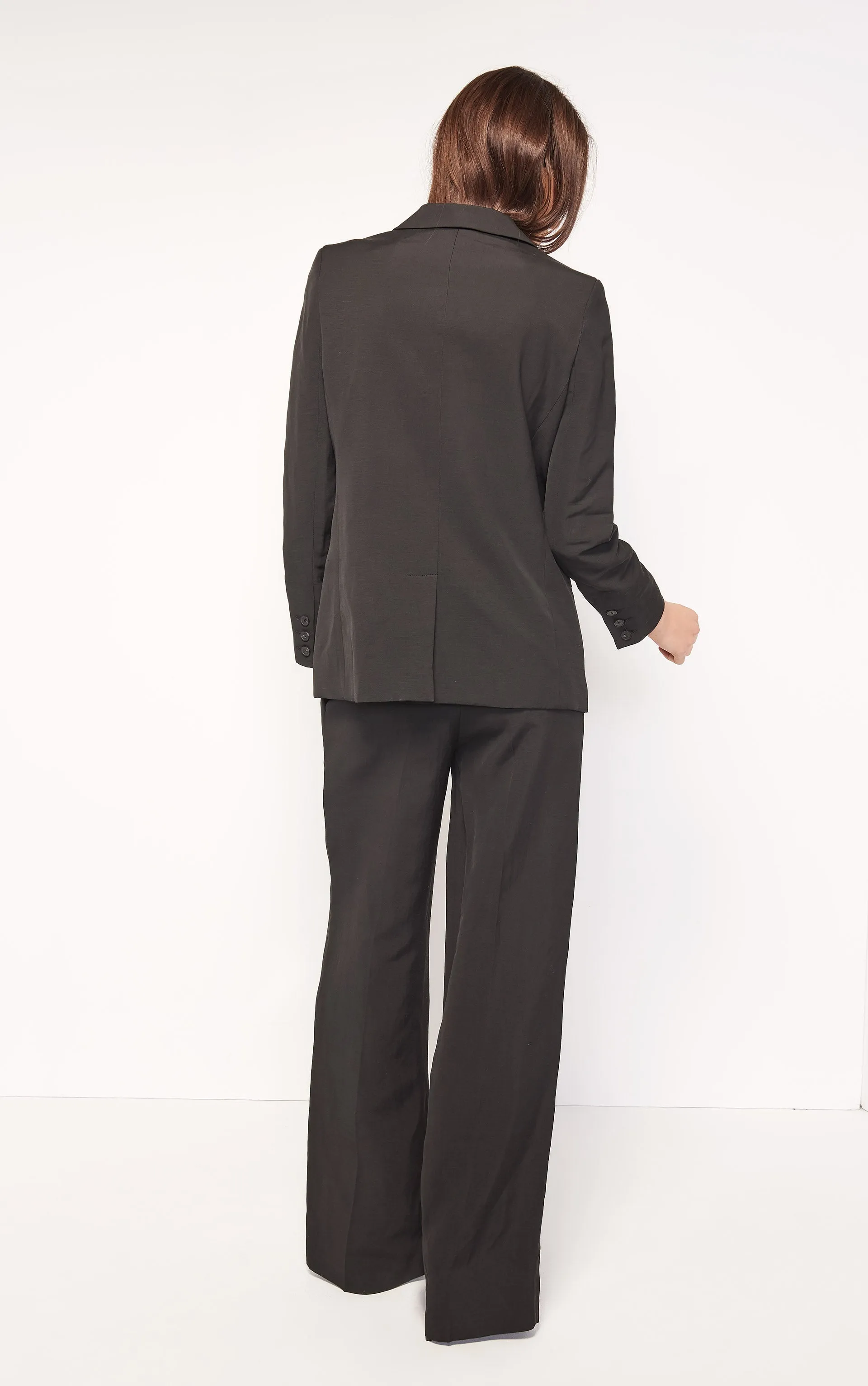 BLACK LONG-SLEEVED BLAZER
